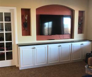 TV in nook with shelf